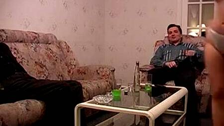 Телка выпивает с мужиками и занимается с ними сексом втроем