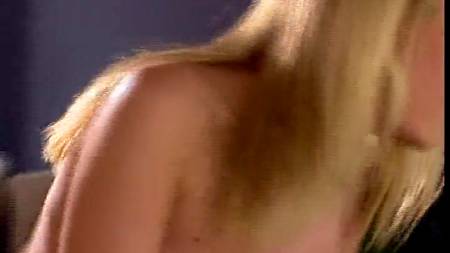 Мужик трахнул анус жены прямо на бильярдном столе