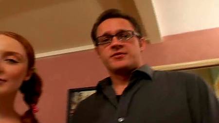 Молодая шалунья пытается сесть пиздой на большой член мужика