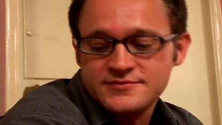 Молодая шалунья пытается сесть пиздой на большой член мужика