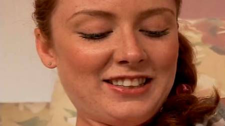 Молодая шалунья пытается сесть пиздой на большой член мужика