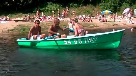 Трое качков отодрали девочку в лодке