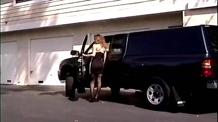 Девушки ссут как в туалете, так и на улице