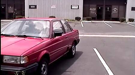 Девушки ссут как в туалете, так и на улице