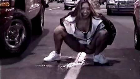 Девушки ссут как в туалете, так и на улице