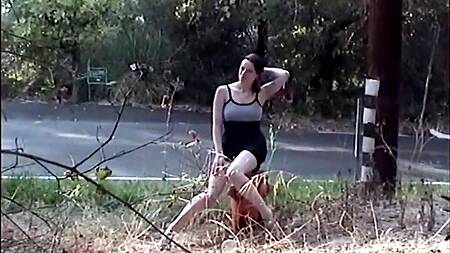 Девушки ссут как в туалете, так и на улице