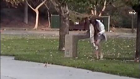 Девушки ссут как в туалете, так и на улице