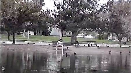 Девушки ссут как в туалете, так и на улице