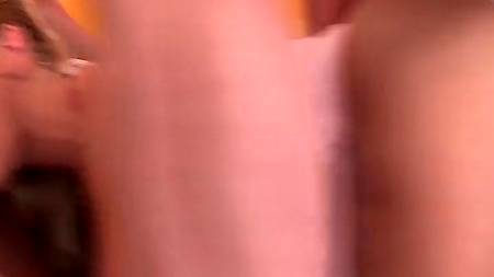 Грудастая блондинка и два члена