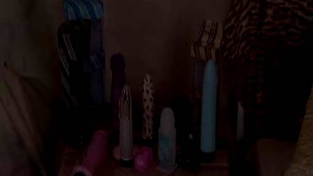 Красотки с коллекцией фаллоимитаторов