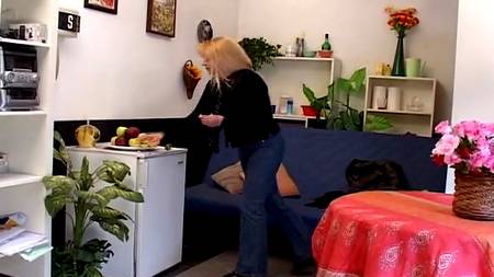 Сначала огурец в презике, а потом и член