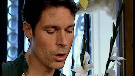 Брюнет насилует супругу своего господина на веранде