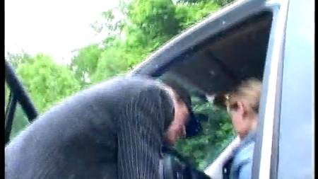 Седой мужик поимел на улице аппетитную незнакомку