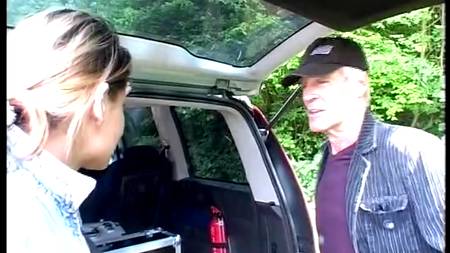 Седой мужик поимел на улице аппетитную незнакомку