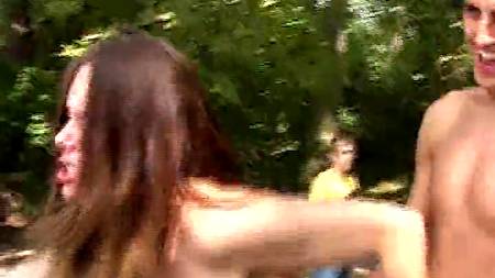 Трио развлекается на природе