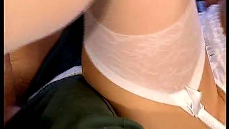 Садовник прет горничную в обе дырки