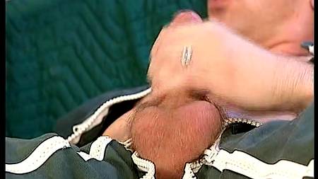 Садовник прет горничную в обе дырки