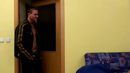 Парень в кожанке заходит в гости к старушке и ебет её