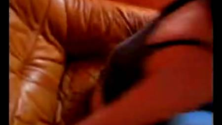 Телка продает квартиры и подставляет щель