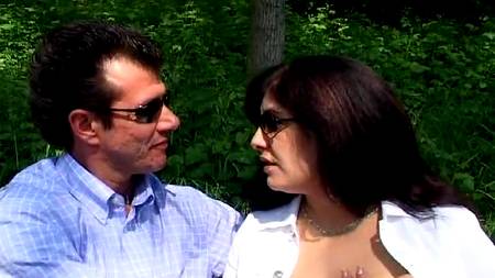 Сначала зажимались в парке, а потом трахались в спальне