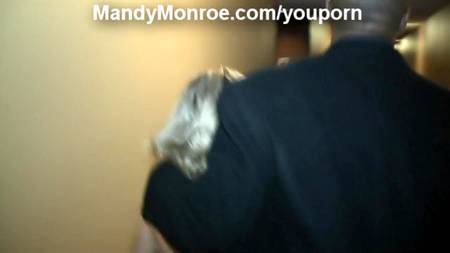 Ниггер полирует маленькую белую шлюху