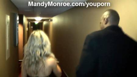 Ниггер полирует маленькую белую шлюху