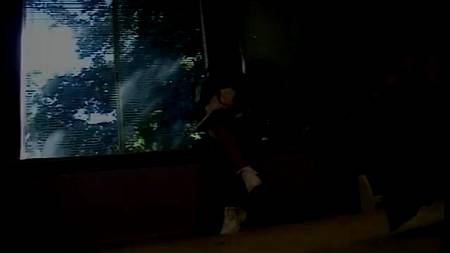 Соблазняет мужа старшей сестры