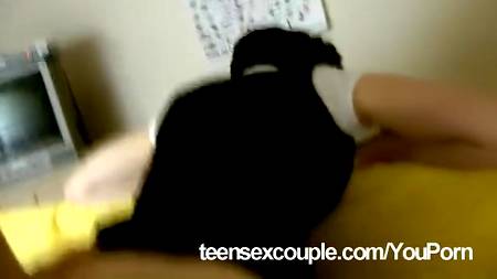 Классная брюнетка мастурбирует фаллос нового соседа