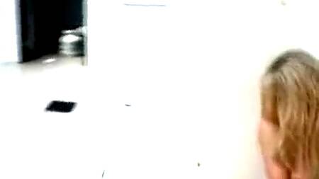 Блондинка в розовом добровольно отдается в очко