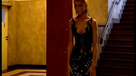 Поимел длинноногую телку прямо в подъезде