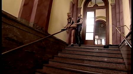 Поимел длинноногую телку прямо в подъезде