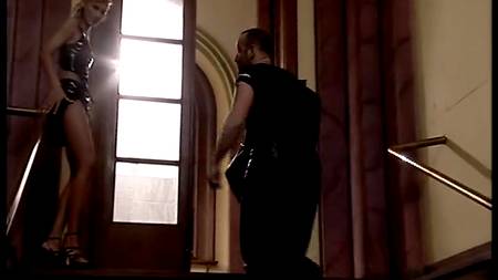 Поимел длинноногую телку прямо в подъезде