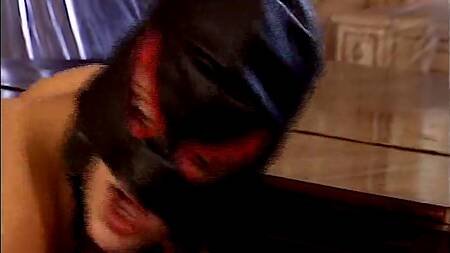 Госпожа в латексе заставляет ебать себя в очко