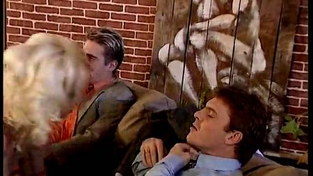 Две бабы переспали с привлекательным художником в его мастерской