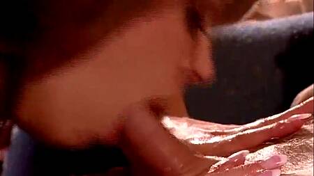 Страстной девке с силиконовыми сиськами захотелось на член