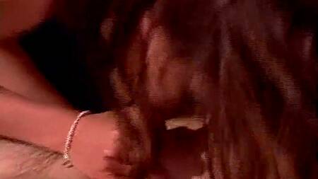 Страстной девке с силиконовыми сиськами захотелось на член