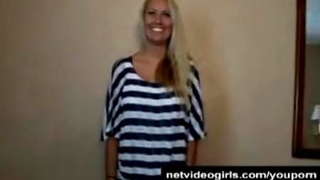 Дама с большими сиськами расслабляет мужа после работы