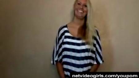 Дама с большими сиськами расслабляет мужа после работы