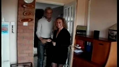 Мужик продал свою зрелую жену трем самцам