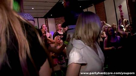 Студентки отметили окончание сессии с стриптизерами