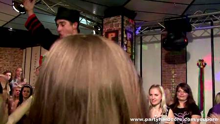 Студентки отметили окончание сессии с стриптизерами