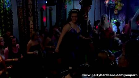 Студентки отметили окончание сессии с стриптизерами