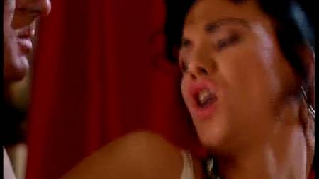 Горничная присоединилась к сексу своих господ в гостиной