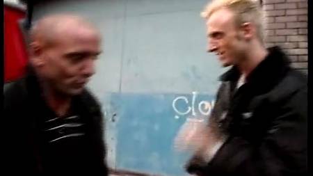 Очкастая девочка наслаждается групповухой