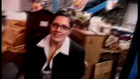 Очкастая девочка наслаждается групповухой