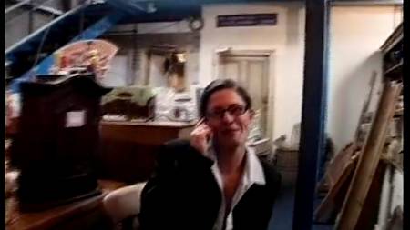 Очкастая девочка наслаждается групповухой