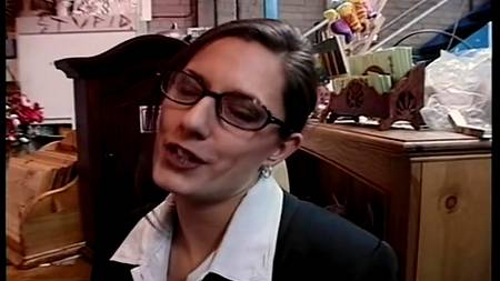 Очкастая девочка наслаждается групповухой