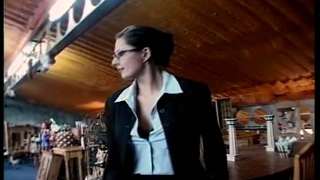 Очкастая девочка наслаждается групповухой