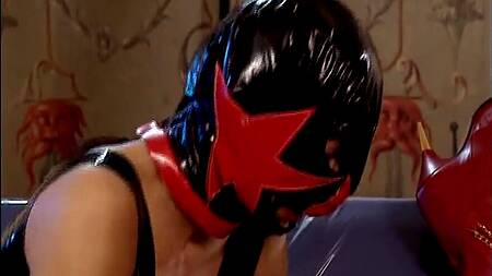 БДСМщица в латексе засовывает в пизду подруги две руки