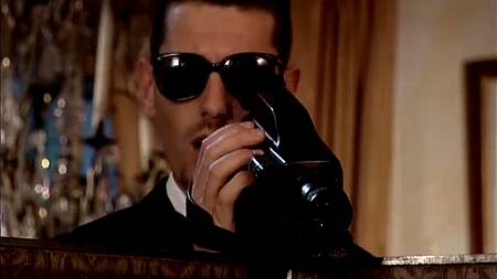 БДСМщица в латексе засовывает в пизду подруги две руки